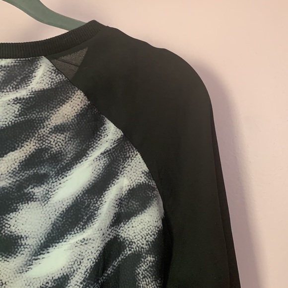 Three quarter white black grey top blouse sport chic animal snake tiger leopard - Picture 6 of 13